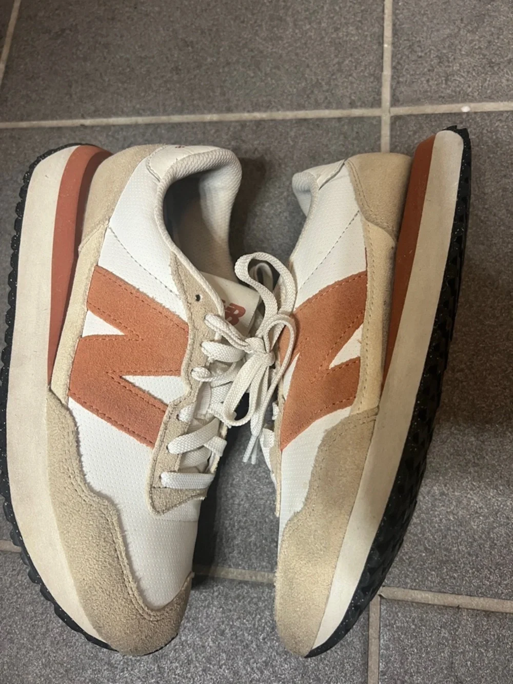 New Balance  Heritage Runners sneakers Sz 7 gym trails running outdoor